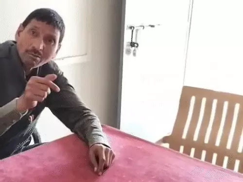 नशे में धुत होकर स्कूल पहुंचा शिक्षक…खुलेआम खुद को सस्पेंड करने की करने लगा मांग