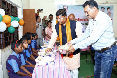 रायपुर : वनमंत्री श्री कश्यप ने प्राथमिक शालाओं में पौष्टिक आहार नाश्ता प्रदाय योजना का किया शुभारंभ