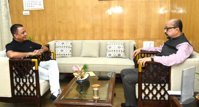 रायपुर : राज्यपाल श्री डेका से हरिभूमि के प्रधान संपादक ने सौजन्य की भेंट