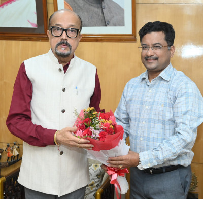 रायपुर : राज्यपाल श्री डेका से आदिम जाति विभाग के प्रमुख सचिव श्री बोरा ने की सौजन्य भेंट