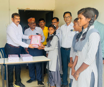 रायपुर : तरेगांव जंगल में गूंजा शिक्षा का संदेश, बेटियों के हाथों में किताबें, आंखों में भविष्य के सपने को मिली पंख