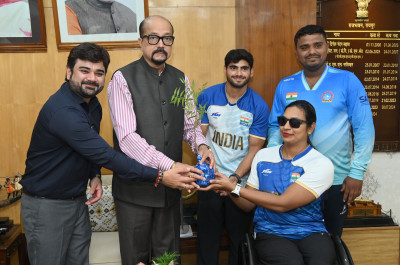 रायपुर : राज्यपाल श्री डेका से भारतीय पैरा डोंगी एथलीट खिलाड़ियों ने की भेंट