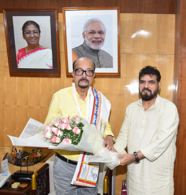 रायपुर : राज्यपाल श्री डेका से छत्तीसगढ़ खादी एवं ग्रामोद्योग बोर्ड के अध्यक्ष ने की सौजन्य भेंट