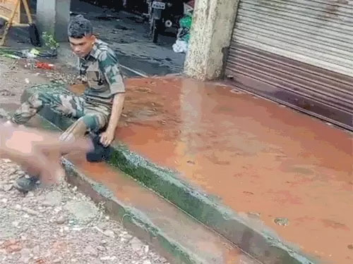 2 अलग-अलग जगहों पर वर्दी पहने जवानों की शराब के नशे में हंगामे का वीडियो वायरल, पहली घटना में नशे में ऑटो ड्राइवर से जवानों का विवाद, दूसरी घटना मे नशे में पुलिसकर्मी का मोहल्ले में गाली-गलौज…मामले में जांच के आदेश