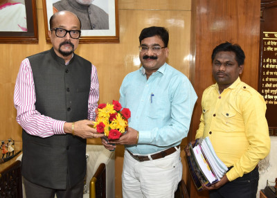 रायपुर : राज्यपाल श्री डेका से गेंड़ी लोक नृत्य कलाकार ने की भेंट