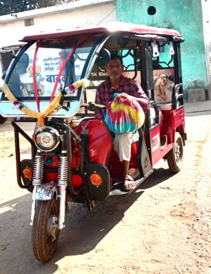 रायपुर : गंगा बाई ने ई-रिक्शा खरीदकर बदली परिवार की तस्वीर