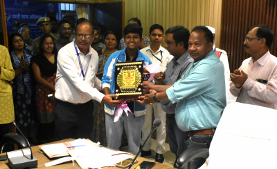 रायपुर : नेशनल फुटबॉल खिलाड़ी किरण पिस्दा का जिला प्रशासन बालोद ने किया सम्मानित