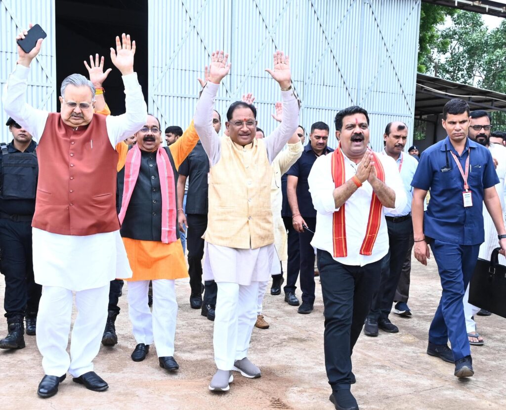 मुख्यमंत्री श्री विष्णुदेव साय कांवड़ियों पर पुष्प वर्षा के लिए हेलीकॉप्टर से कवर्धा के लिए रवाना