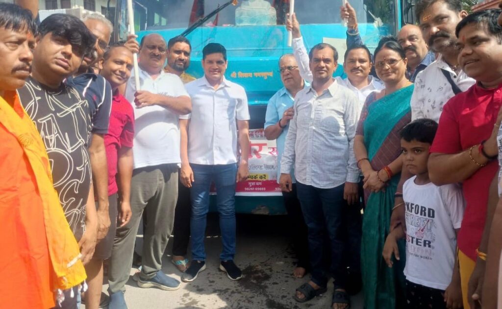 बाबा धाम के लिए कांवरियों का जत्था रवाना, पूर्व मंत्री जयसिंह अग्रवाल द्वारा बस को झंडी दिखाकर कांवरियों को किया गया रवाना