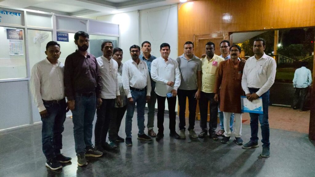 नगर निगम की अव्यवस्थाओं को लेकर पार्षदों सहित नेता प्रतिपक्ष कृपाराम साहू ने आयुक्त की भेंट-मुलाकात, सभापति भी साथ रहे ।