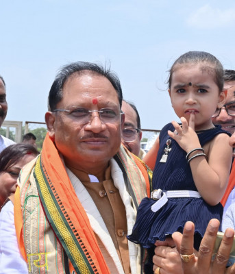 रायपुर : नन्ही सृष्टि को गोद में उठाकर मुख्यमंत्री श्री विष्णु देव साय ने रच दिया अपनत्व और स्नेह का अविस्मरणीय पल