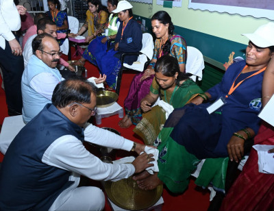 रायपुर : मुख्यमंत्री ने पैर पखारकर दिया सम्मान, भावुक हुईं स्वच्छता दीदियां – ‘जीवन में पहली बार इतना गर्व महसूस हुआ’