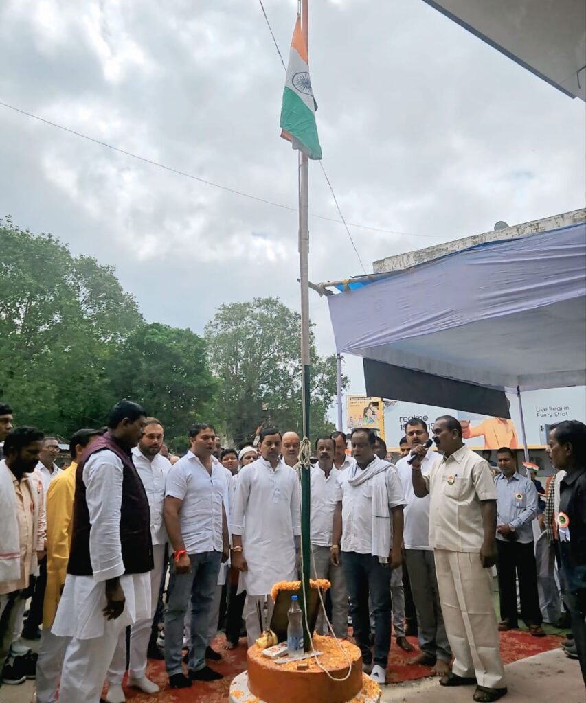 निर्विरोध पार्षद एवं जिला ऑटो संघ संरक्षक नरेंद्र देवांगन  के मुख्य आतिथ्य में हुआ ध्वजारोहण…..