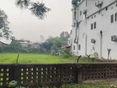 होटल की तीसरी मंजिल से युवती ने लगा दी छलांग…सिर फटने से युवती की हालत गंभीर…सोशल मीडिया पर वायरल हो रहा घटना का वीडियो…