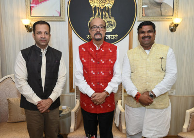रायपुर : राज्यपाल श्री डेका से स्कूल शिक्षा मंत्री श्री यादव ने की सौजन्य भेंट