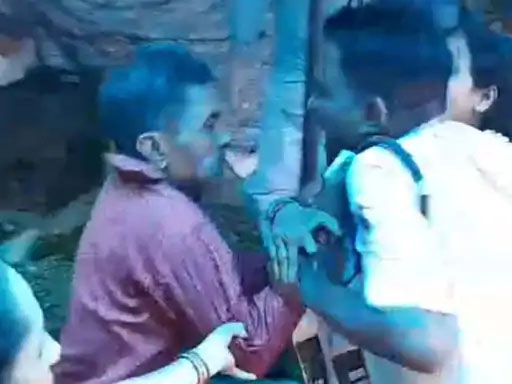 पुलिसकर्मी के साथ बदसलूकी का वीडियो वायरल: सब्जी के 50 रुपए को लेकर शुरू हुआ विवाद फिर सब्जी व्यापारी ने पुलिसकर्मी का पकड़ा कॉलर पकड़ा…अपराध दर्ज