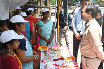 रायपुर : हर घर तिरंगा अभियान के तहत बिहान दीदियों ने लगाया बिलासपुर में स्वदेशी उत्पादों का तिरंगा बाजार