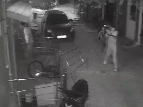 पति पत्नी के बीच विवाद सुलझाने गई महिला टीचर के घर पर हमला…ठेकेदार और उसके दोस्तों ने घर के बाहर खूब उत्पात मचाया और कार, साइकिल, रेलिंग को तोड़ा…CCTV मे क़ैद हुई घटना…