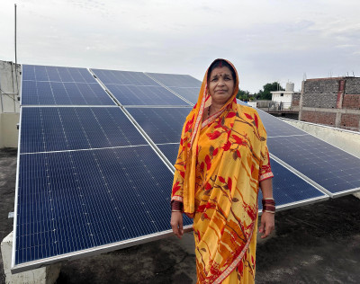रायपुर : सौर ऊर्जा से हेमलता का घर जगमगाया – बिजली बिल से मिली आज़ादी