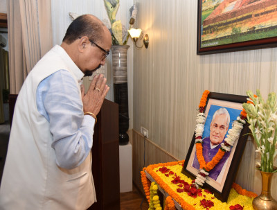 रायपुर : राज्यपाल श्री डेका ने पूर्व प्रधानमंत्री श्री बाजपेयी की पुण्यतिथि पर दी श्रद्धांजलि