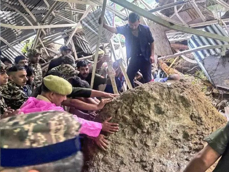 Katra Landslide: वैष्णो देवी यात्रा मार्ग पर अर्धकुंवारी के पास भूस्खलन, पांच की मौत, 14 घायल; यात्रा स्थगित..जम्मू में तवी नदी के पास सड़क धंसी, गाड़ियां गिरीं…