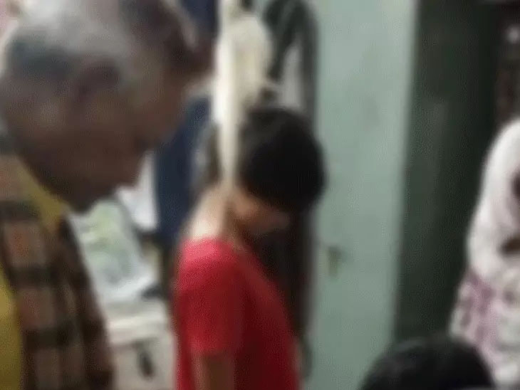 10वीं क्लास में पढ़ने वाली छात्रा ने लगाई फांसी…स्कूल नहीं जान पर परिजनों ने छात्रा को लगाई थी फटकार.. दुकान से उधार में कोल्ड ड्रिंक और चिप्स भी ली थी…एक अन्य मामले मे छात्रावास अधीक्षिका ने दुपट्टा से फांसी लगाकर कर ली आत्महत्या…