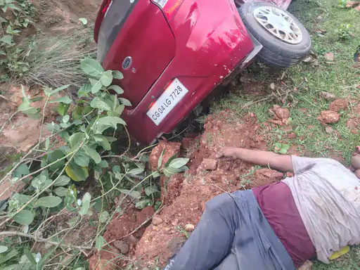 तेज रफ्तार कार की चपेट में आकर ट्रक ड्राइवर और हेल्पर की मौत…सड़क किनारे खड़े होकर ब्रेकडाउन ट्रक को ठीक कर रहे थे दोनो…