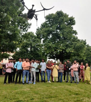 रायपुर : कृषि के विद्यार्थियों ने सीखा खेती में ड्रोन का उपयोग