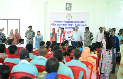 रायपुर : आत्मसमर्पित नक्सलियों के बीच पहुँचे उपमुख्यमंत्री विजय शर्मा – राखी बंधवाकर दिया विश्वास और भाईचारे का संदेश