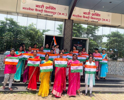 रायपुर : हर घर तिरंगा अभियान: गनियारी की दीदियां जुटीं तिरंगा निर्माण में मिला डेढ़ लाख झंडों का ऑर्डर