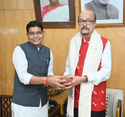 रायपुर : राज्यपाल श्री डेका से राजस्व मंत्री श्री वर्मा ने  की सौजन्य भेंट