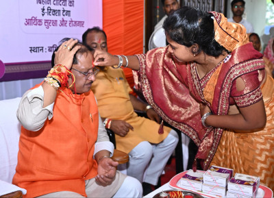 रायपुर : मुख्यमंत्री श्री साय को जशपुर की बहनों ने बांधी राखी