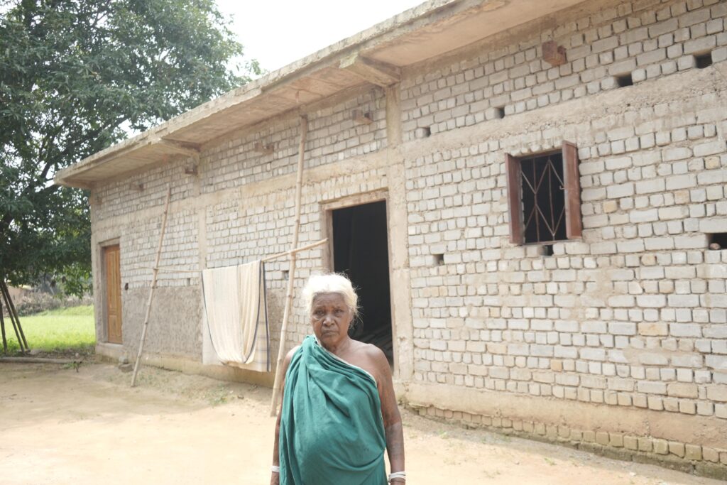 बाल पकते ही पक्के आवास का सपना छोड़ चुकी थी छेरकीन बाई…