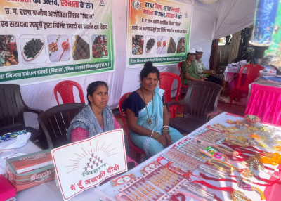 रायपुर : ‘बिहान’ दीदियों ने सजाया तिरंगा पंडाल, खरीद सकते हैं राखियां, पूजा सामग्री और तिरंगा..8 अगस्त तक खुली रहेंगी दुकान