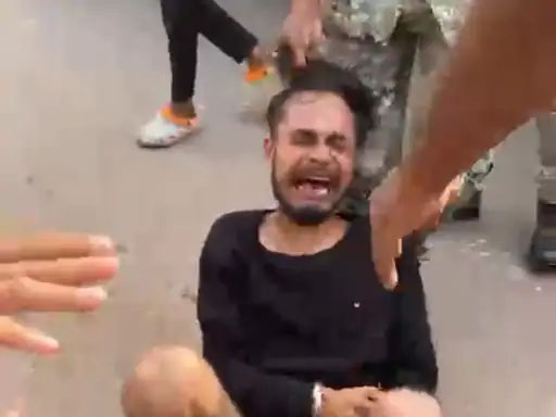 ट्रेलर ने यात्रियों से भरी बस को मारी टक्कर… बस को टक्कर मारकर भागा, पुलिसकर्मियों ने पकड़कर बरसाए लात-घूंसे, यूनियन संघ ने जताई नाराजगी