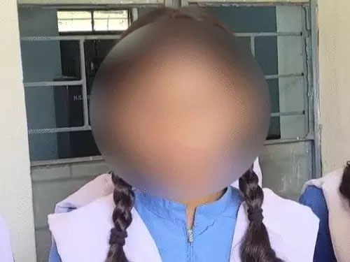 सरकारी स्कूल में छात्राओं से छेड़छाड़ ..टीचर कमर को हाथ से टच करते हैं… पीठ पर हाथ रखते हैं, सहलाते है स्कूल जाने से डर लग रहा..आरोपी टीचर गिरफ्तार