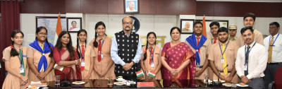 रायपुर : राज्यपाल से मिले हाई स्कूल के विद्यार्थी,श्री डेका ने जीवन में सफलता के लिए दिया मार्गदर्शन