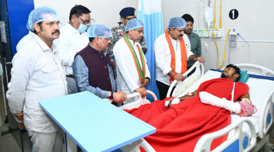 रायपुर : उपमुख्यमंत्री श्री विजय शर्मा ने मेडिकल कॉलेज हॉस्पिटल पहुंच आईडी ब्लास्ट में घायल ग्रामीण और भालू के हमले में घायल जवान से भेंटकर पूछा स्वास्थ्य का हाल