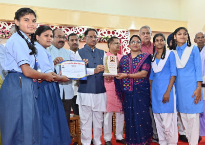 रायपुर : मुख्यमंत्री श्री विष्णुदेव साय शहीद विनोद सिंह कौशिक मेधावी छात्र अभिनंदन समारोह में शामिल, मेधावी छात्रों का बढ़ाया उत्साह