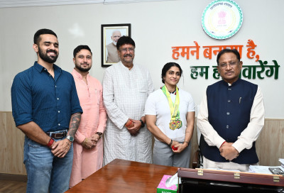रायपुर : मुख्यमंत्री से एशियन अफ्रीकन पैसिफिक पावरलिफ्टिंग चैंपियनशिप की स्वर्ण पदक विजेता सुश्री नमी राय पारेख ने की मुलाकात