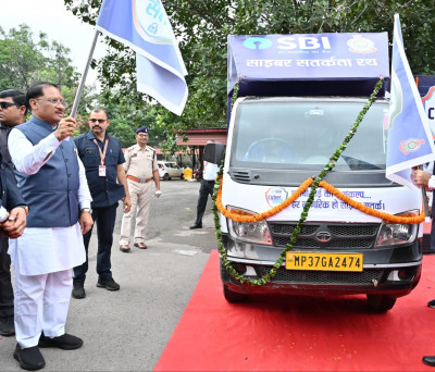 रायपुर : मुख्यमंत्री श्री साय ने एसबीआई साइबर सुरक्षा रथ को झंडी दिखाकर किया रवाना