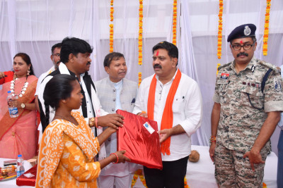 रायपुर : उपमुख्यमंत्री श्री विजय शर्मा ने राखी बँधवाकर किया अपना वादा पूरा