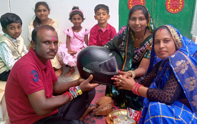 रायपुर : दो बहनों ने भाई को दिया सुरक्षा का अनोखा तोहफ़ा : राखी के साथ पहनाया हेलमेट