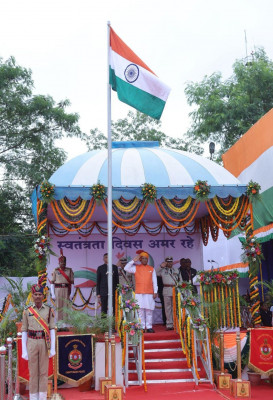 रायपुर : स्वतंत्रता दिवस समारोह: मुख्यमंत्री श्री साय ने पुलिस परेड ग्राउंड पर किया ध्वजारोहण, परेड की ली सलामी
