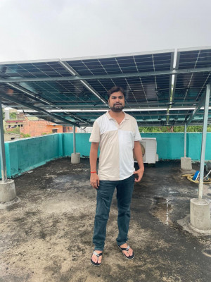 रायपुर : दुबे जी के घर की छत लगा पर सौर ऊर्जा से चलने वाला पावर प्लांट