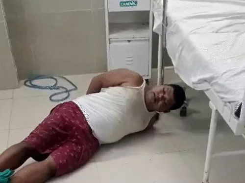 नशे में धुत टीचर ने अस्पताल में जमकर किया हंगामा:  डॉक्टर और स्वीपर का गला दबाया, नर्स से की गाली-गलौज…परेशान होकर अस्पताल के स्टॉप ने नशेड़ी टीचर के हाथ-पैर बांध दिए, फिर फर्श पर लेटा दिया…