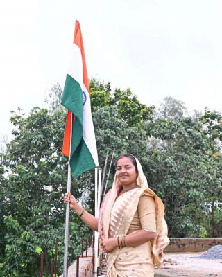 रायपुर : हर घर तिरंगा अभियान – मंत्री श्रीमती लक्ष्मी राजवाड़े ने निज निवास पर फहराया तिरंगा