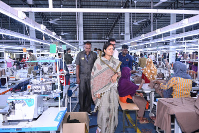 रायपुर : मंत्री श्रीमती लक्ष्मी राजवाड़े ने शबरी एंपोरियम, और गारमेंट फैक्ट्री का किया अवलोकन