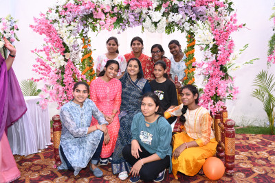 रायपुर : सावन के रंगों में रंगा मंत्री निवास, महिला पत्रकारों संग मंत्री लक्ष्मी राजवाड़े ने लिया उत्सव का आनंद