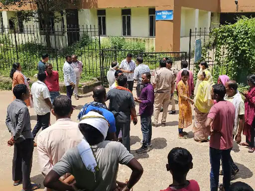 शादीशुदा महिला ने फांसी लगाकर की आत्महत्या….महिला के परिजनों ने पति पर पिटाई का लगाया आरोप…हत्या की जताई आशंका…